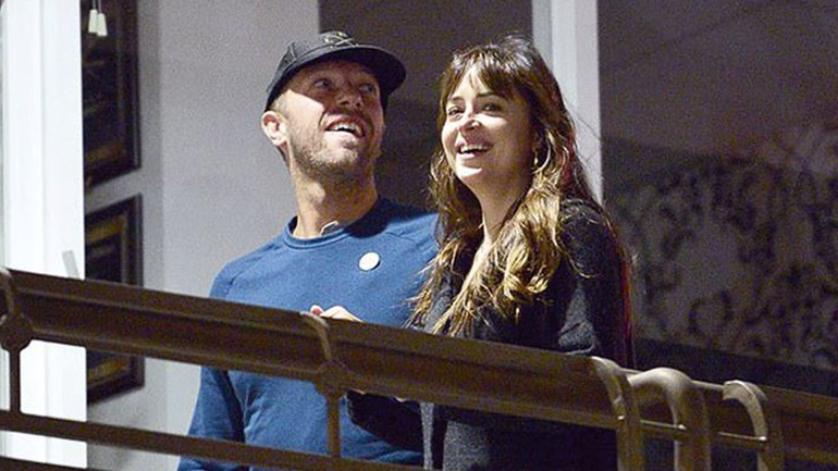 Η Dakota Johnson σκηνοθετεί το νέο videoclip του συντρόφου της