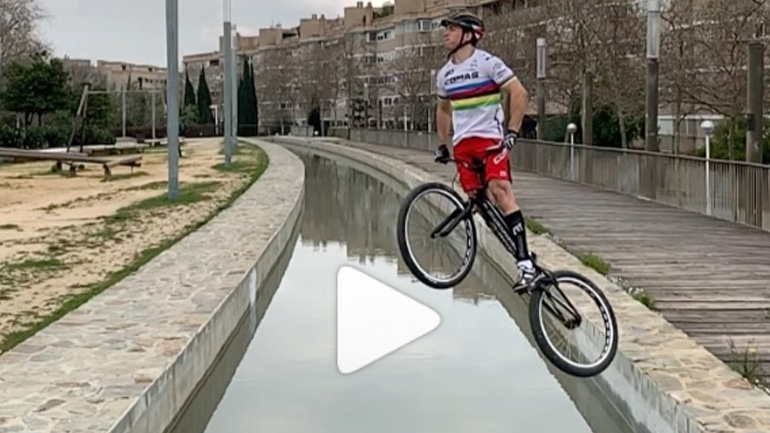 Άλμα με ποδήλατο πάνω από κανάλι 2 μέτρων