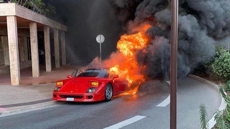 Ferrari «λαμπάδιασε» στη μέση του δρόμου