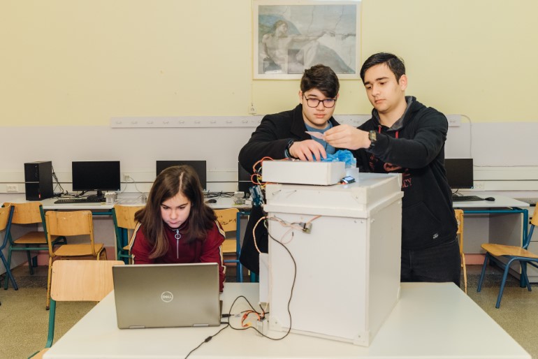 Ρόδος - Σύστημα αυτοματοποιημένων κάδων ανακύκλωσης  Μέλης Ομάδας 1ου Λυκείου & 3ου Γυμνασίου Ρόδου: Παναγιώτης Κλαδογένης  (α' λυκείου), Μιχαηλία - Αγγελική Κλαδογένη (α' γυμνασίου), Νικόλαος Χατζημανωλης (α' λυκείου)