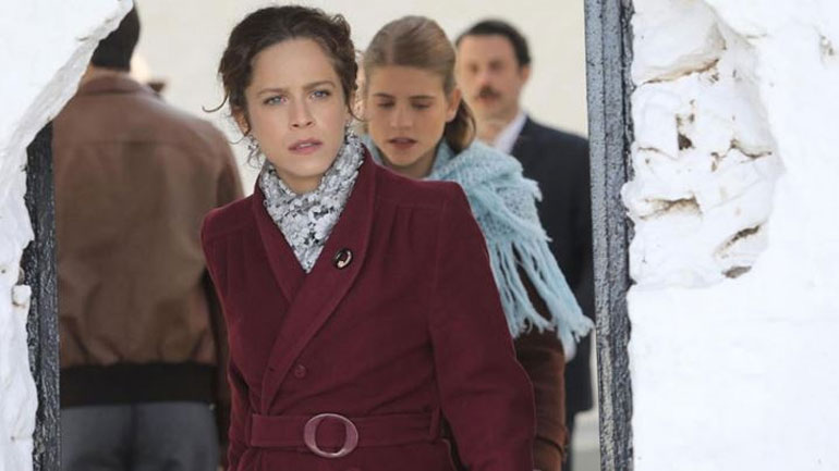 Άγριες Μέλισσες: Η Ασημίνα μαθαίνει από την Ελένη ότι η Δρόσω είναι έγκυος