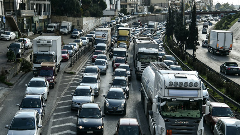 Νέο τροχαίο στον Κηφισό – Ουρές χιλιομέτρων στην κάθοδο προς Πειραιά