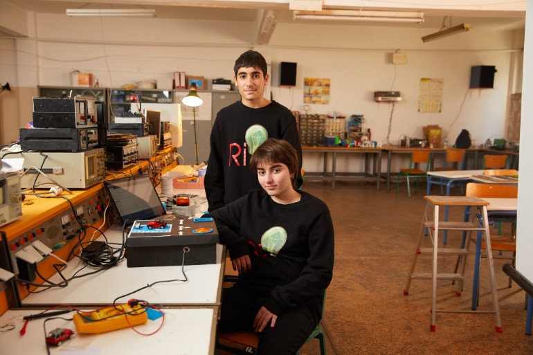 Κερατσίνι - Σύστημα διασφάλισης πάρκινγκ ΑμεΑ  Μέλη ομάδας 3oυ Γυμνάσιο Κερατσινίου: Γεώργιος Κρανιδιώτης (Γ' Γυμνασίου), Παναγιώτα Τρελλοπουλου (Γ' Γυμνασίου)