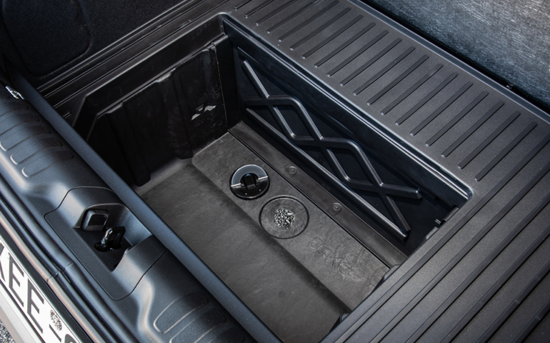 Πλένεις το πορτμπαγκάζ, ανοίγεις την τάπα και φεύγουν τα νερά