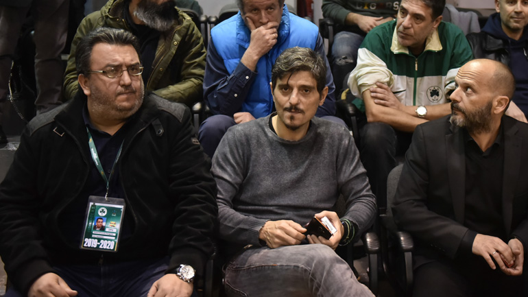 Έξαλλος ο Γιαννακόπουλος με την επίθεση σε φίλο του κατά την απονομή!