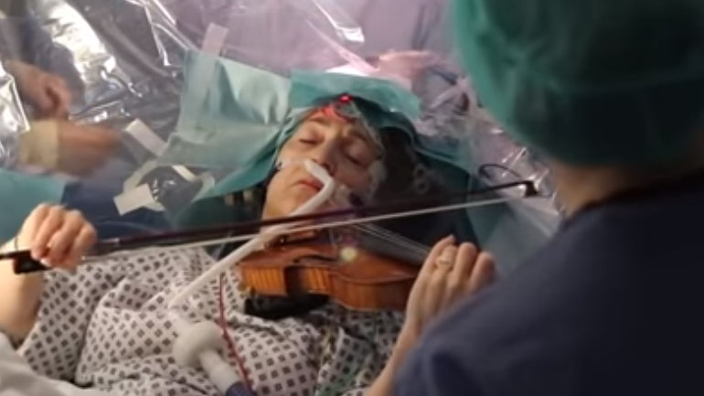 Βρετανία: Ασθενής με όγκο στον εγκέφαλο έπαιζε βιολί κατά τη διάρκεια της επέμβασης αφαίρεσής του