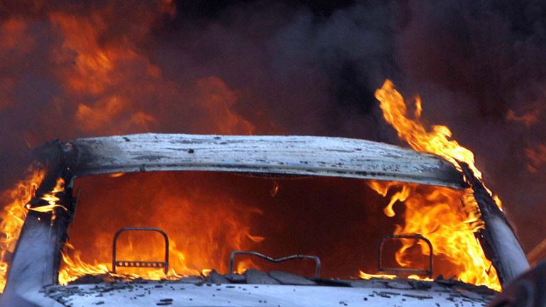 Στις φλόγες δύο αυτοκίνητα στην Καλλιθέα