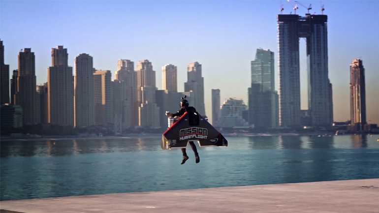 O “Jetman” πετάει πάνω από το Ντουμπάι