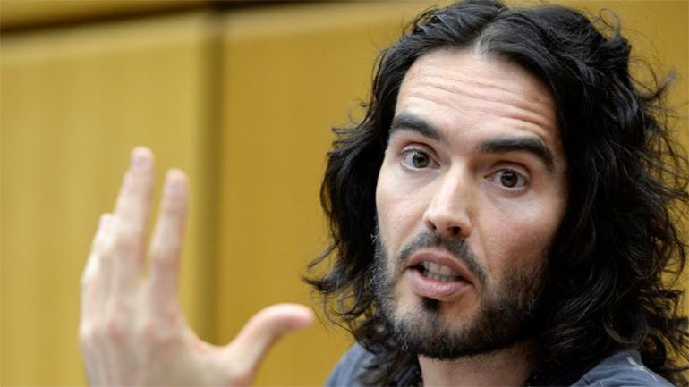 Ο Ράσελ Μπραντ βρίσκει ομοιότητες στη ζωή της Κάρολαϊν Φλακ και της Έιμι Γουάινχαουζ