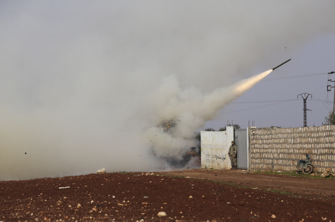Τούρκοι στρατιώτες εκτοξεύουν πύραυλο κατά των συριακών κυβερνητικών δυνάμεων