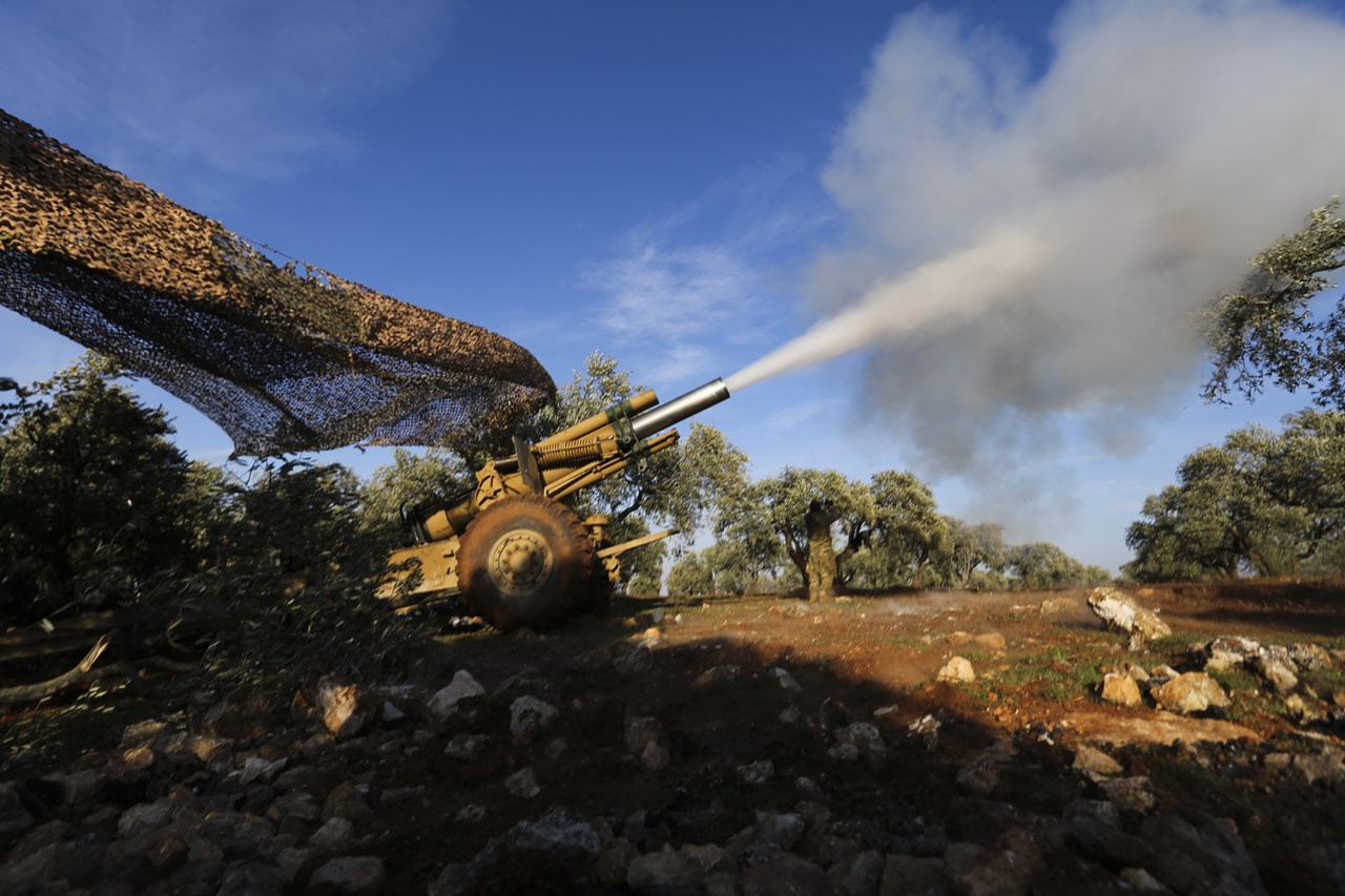Οβιδοβόλο ανοίγει πυρ κατά θέσεων των συριακών κυβερνητικών δυνάμεων στο Ιντλίμπ