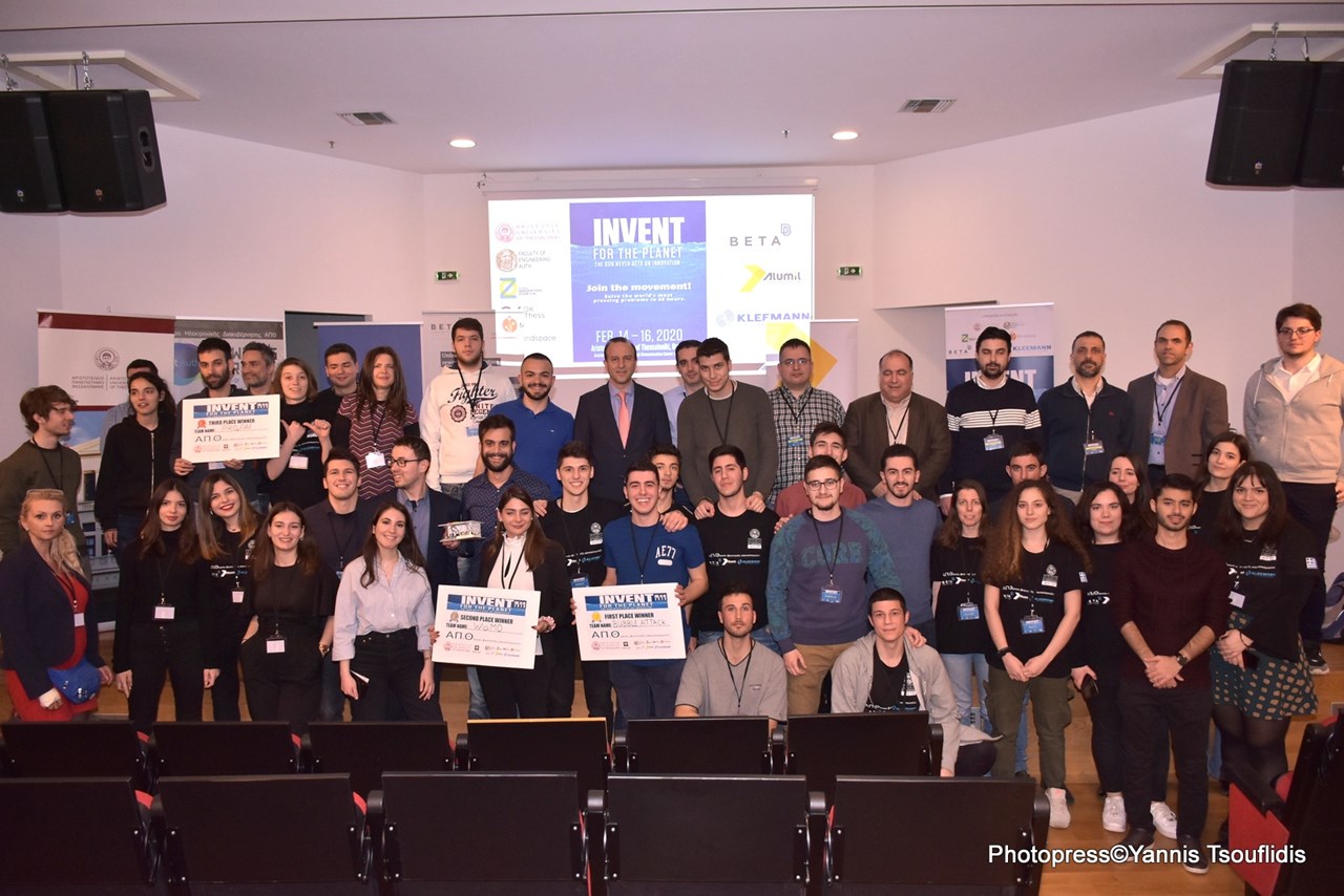 Φωτογραφία: ο Αντιπρύτανης Έρευνας και Διά Βίου Εκπαίδευσης του ΑΠΘ, Αναπληρωτής Καθηγητής Ευστράτιος Στυλιανίδης, με τους διοργανωτές του διαγωνισμού IFTP και τις φοιτήτριες και τους φοιτητές που συμμετείχαν σε αυτόν.