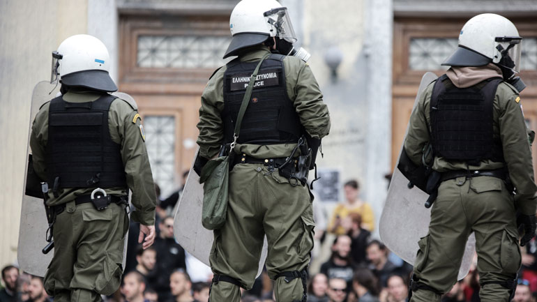 Επεισόδια έξω από την ΑΣΟΕΕ – Άγνωστοι επιτέθηκαν με πέτρες σε διμοιρία των ΜΑΤ