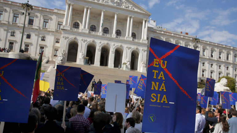 Πορτογαλία: Διαδηλωτές κατά της ευθανασίας ενόψει της κρίσιμης ψηφοφορίας για το θέμα