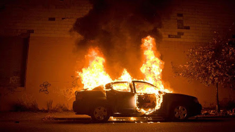 Πυρπόλησαν δύο αυτοκίνητα τα ξημερώματα στην Καλλιθέα