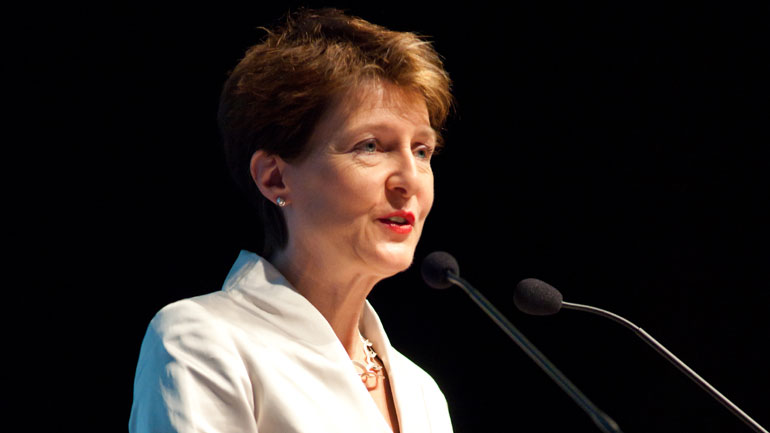 Η πρόεδρος της Ελβετίας θα γιορτάσει τα 60α γενέθλιά της με όσους γεννήθηκαν την ίδια ημέρα με εκείνη