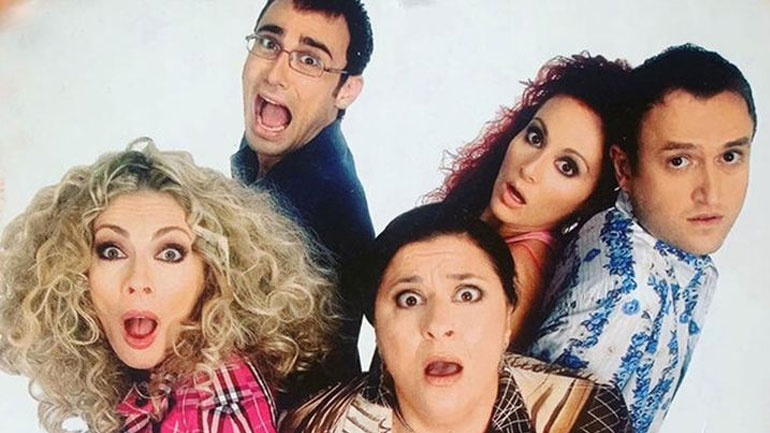 H παρέα του «Παρά πέντε» ποζάρει ξανά μαζί 13 χρόνια μετά το τέλος της σειράς