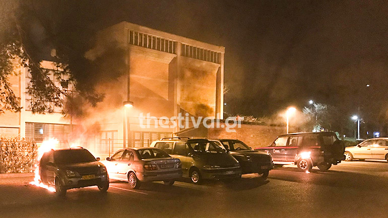 Θεσσαλονίκη: Πυρπόλησαν αυτοκίνητα του Υπουργείου Πολιτισμού στο πάρκινγκ του Βυζαντινού Μουσείου