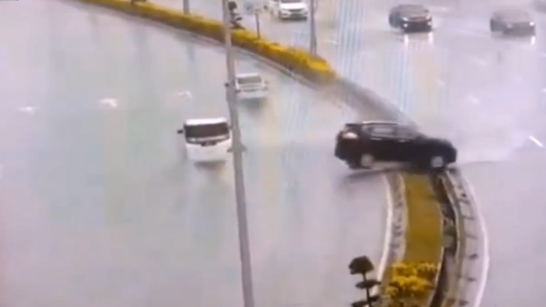 Αυτή η στροφή του πετάει όλους έξω! Αυτή η στροφή του πετάει όλους έξω!