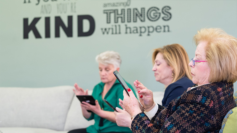 «Τεχνολογία για Όλους» από την COSMOTE: νέα τμήματα εκμάθησης ψηφιακών μέσων για άτομα μεγαλύτερης ηλικίας