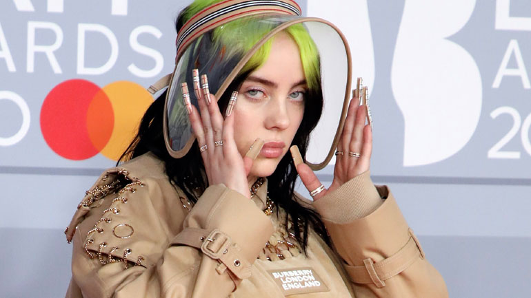 Η Μπίλι Άιλις κατέρριψε το ρεκόρ πωλήσεων για ένα τραγούδι του Τζέιμς Μποντ