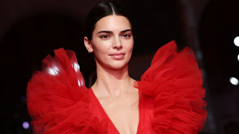 Η Kendall Jenner φωτογραφίζεται ως ημίγυμνο κέρινο ομοίωμα για γνωστό περιοδικό