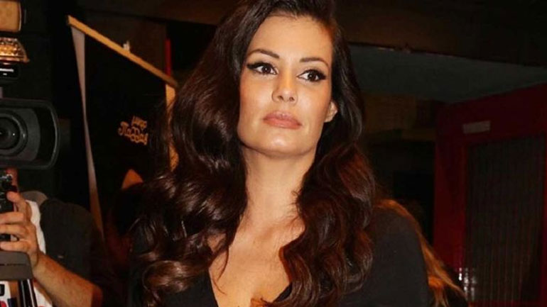 Μαρία Κορινθίου: Δείτε την εντυπωσιακή μεταμόρφωσή της για τις ανάγκες φωτογράφισης!