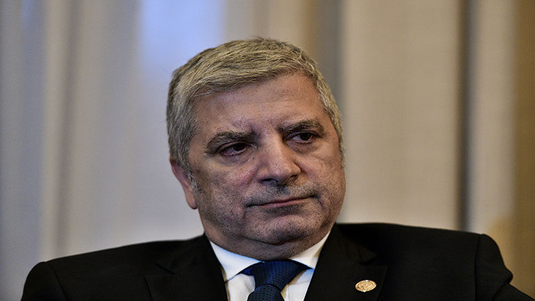 Ο Πατούλης ζητεί εισαγγελική παρέμβαση για την «παράνομη αφισοκόλληση»