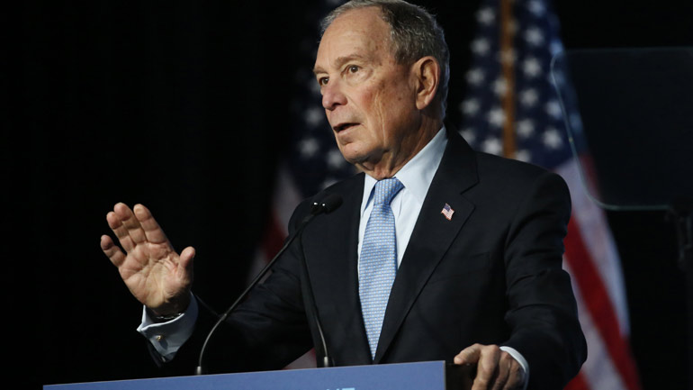 Σε διαφημιστικές πινακίδες στο Λας Βέγκας ο Μάικλ Μπλούμπεργκ χλευάζει τον Τραμπ