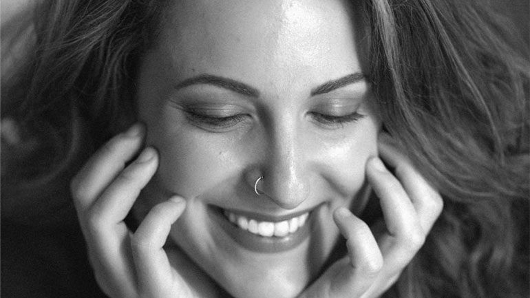 Η Λόλα Γιαννοπούλου στη μουσική σκηνή Σφίγγα