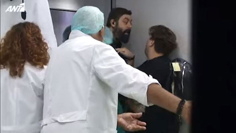 Best Friend’s Fear: Η απολαυστική φάρσα του Πούμπουρα στον John Καγιούλη