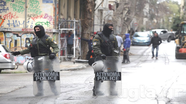 Αστυνομική επιχείρηση εκκένωσης κατάληψης στα Εξάρχεια