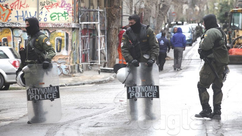 Εξάρχεια: Τέσσερις συλλήψεις σε αστυνομική επιχείρηση σε κτήριο που τελούσε υπό κατάληψη