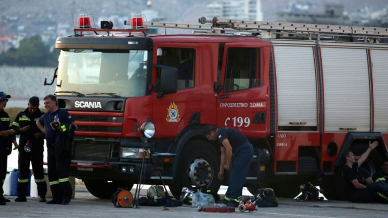 Πυρκαγιά σε παροπλισμένο πλοίο υδροφόρα στο Πέραμα