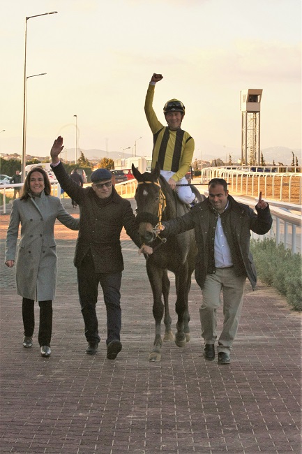 (από αριστερά) Χριστίνα Γκιώνη, ο εκπρόσωπος των Aegean Stables Χρήστος Θεοδωράκης, ο αναβάτης Παναγιώτης Δημητσάνης και ο προπονητής Χρήστος Κουβαράς
