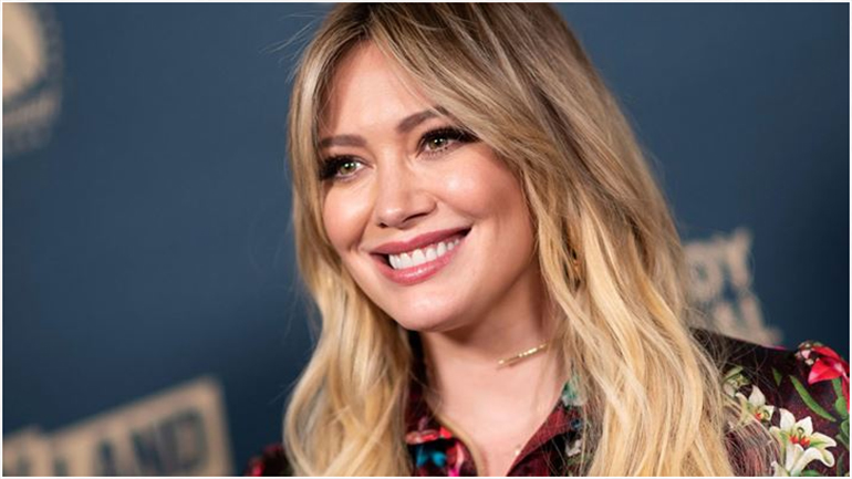 Έξαλλη η Hilary Duff με παπαράτσι που φωτογραφίζει τον 7χρονο γιο της
