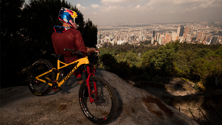 Κατεβαίνοντας 1500 σκαλιά με το ποδήλατο