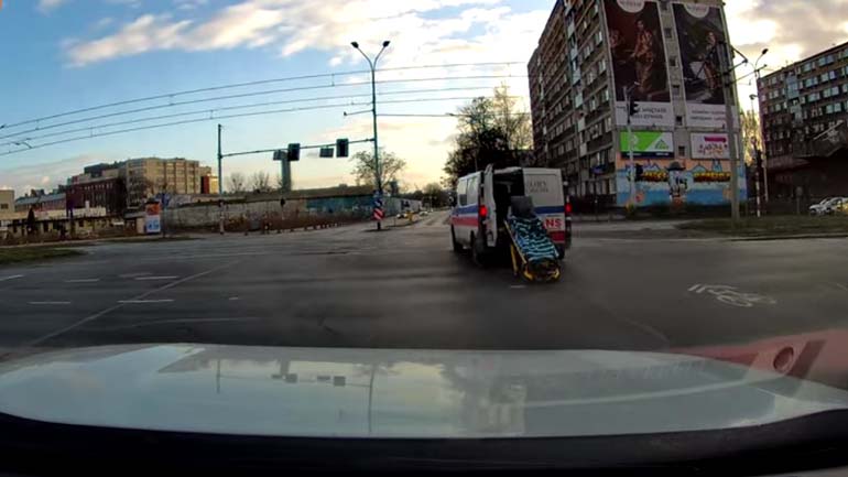 Άνοιξαν οι πόρτες και τους έφυγε το φορείο! Άνοιξαν οι πόρτες και τους έφυγε το φορείο!