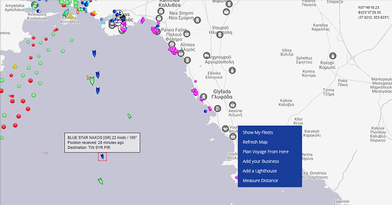 Στις 21:15 το πλοίο Blue Star Naxos βρισκόταν μεταξύ Αίγινας και Βουλιαγμένης, όπως δείχνει το στίγμα του στον χάρτη ναυσιπλοΐας του Marine Traffic