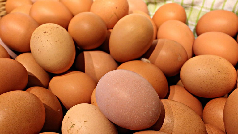 Τα αυγά αυξάνουν τις πιθανότητες αιμορραγικού εγκεφαλικού – Φρούτα και λαχανικά μειώνουν τον κίνδυνο ισχαιμικού