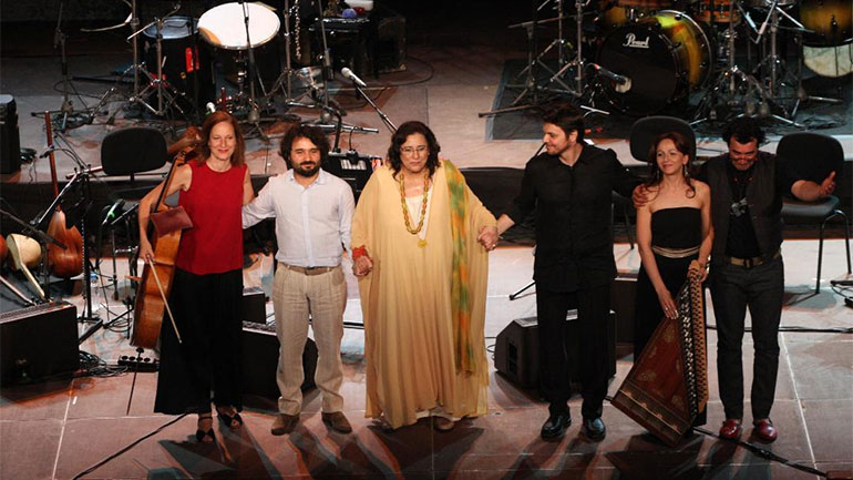 Μαρία Φαραντούρη – «Πέρα από τα σύνορα»