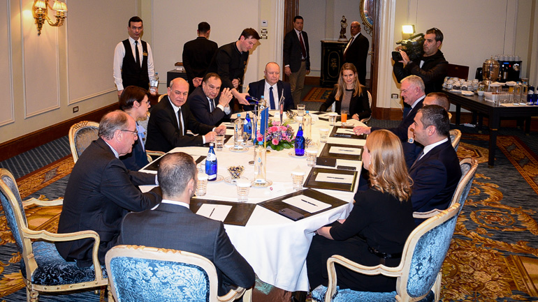 ΕΠΟ: Συνάντηση Γραμμένου με Τσέφεριν και Κλαρκ εν όψει της συνάντησης με την κυβέρνηση