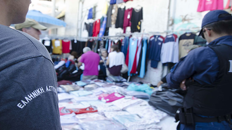 Επιβλήθηκαν πρόστιμα για το παρεμπόριο σε διάφορες πόλεις