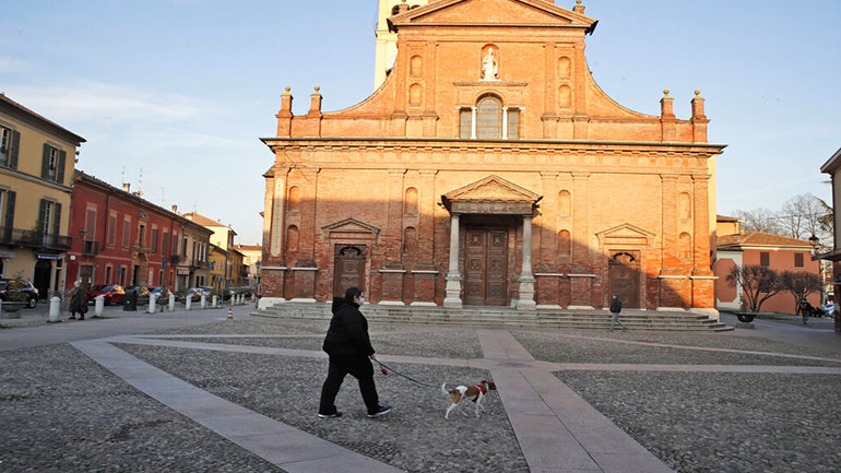 «Η Ιταλία έσφαλε που δεν έλεγξε τους επιβάτες τράνζιτ από την Κίνα» υποστηρίζει μέλος του Π.Ο.Υ.