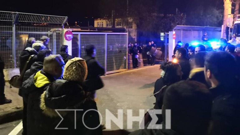 Τα ΜΑΤ «κατέλαβαν» τα λιμάνια της Μυτιλήνης και της Χίου – Σε αναβρασμό οι κάτοικοι