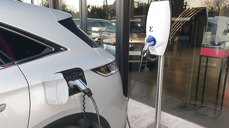 Η συγκεκριμένη έκδοση συνδυάζει βενζίνης και ρεύμα...