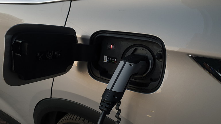 Όλο και περισσότερα οχήματα θα αρχίσουν να μπαίνουν στην πρίζα