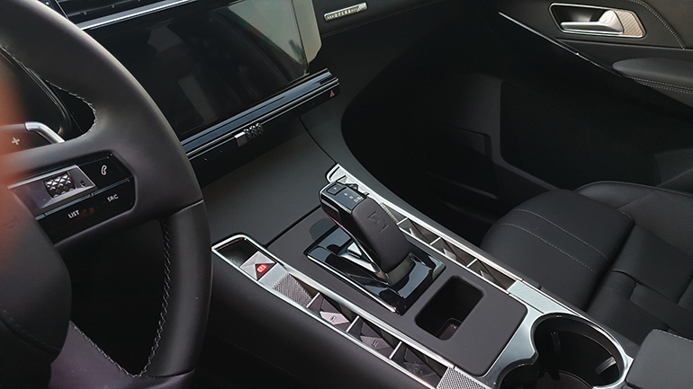 Το αυτόματο κιβώτιο είναι 8 σχέσεων...