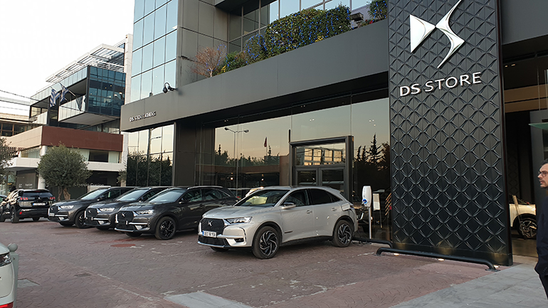 To DS7 Crossback.. φορτίζει μπροστά από την κεντρική αντιπροσωπεία της DS στη λεωφόρο Κηφισίας