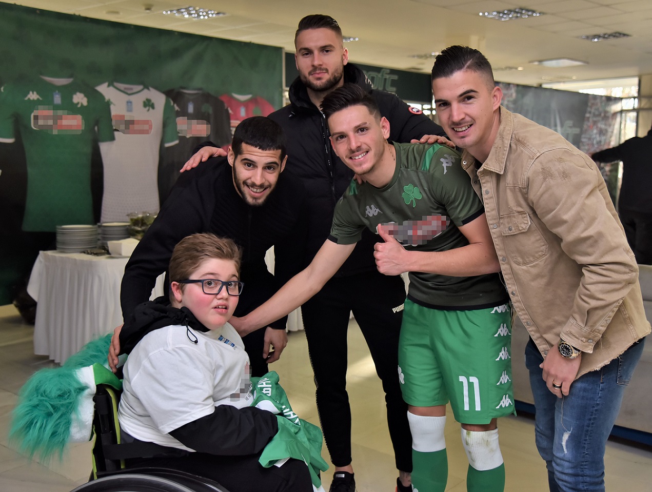 Ο Σταύρος με τους παίκτες της ΠΑΕ Παναθηναϊκός Εμανουέλ Ινσούα, Μπαρτ Σένκεφελντ, Τάσο Χατζηγιοβάνη και Καρλίτος